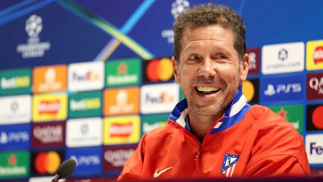 HLV Atletico phản ứng khi bị nói là 'mê tín' trước trận gặp Arsenal