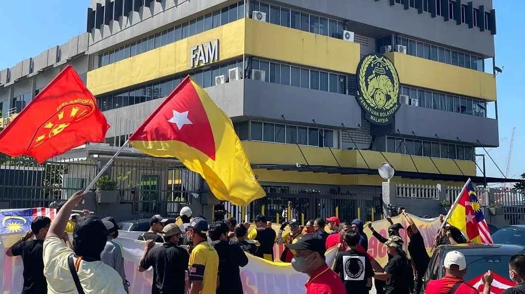 CĐV Malaysia biểu tình phản đối lãnh đạo Liên đoàn bao che 7 tuyển thủ nhập tịch