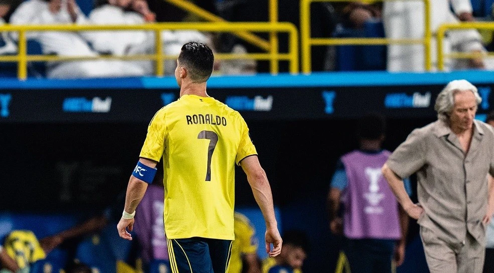 Chán nản sau thất bại ở Cúp châu Á, Ronaldo bỏ lễ trao huy chương