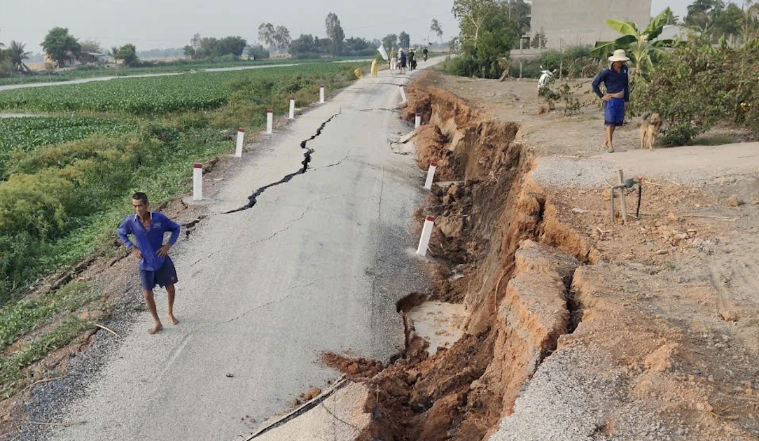 Tây Ninh: Đường ven sông sụp lún sâu 2m, nguy hiểm rình rập