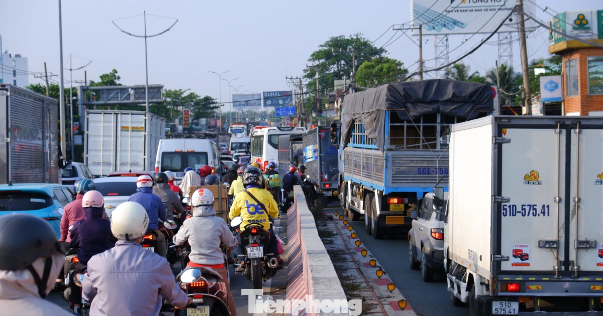 Dòng người trở lại TPHCM, cao tốc, cửa ngõ, bến xe đông kín