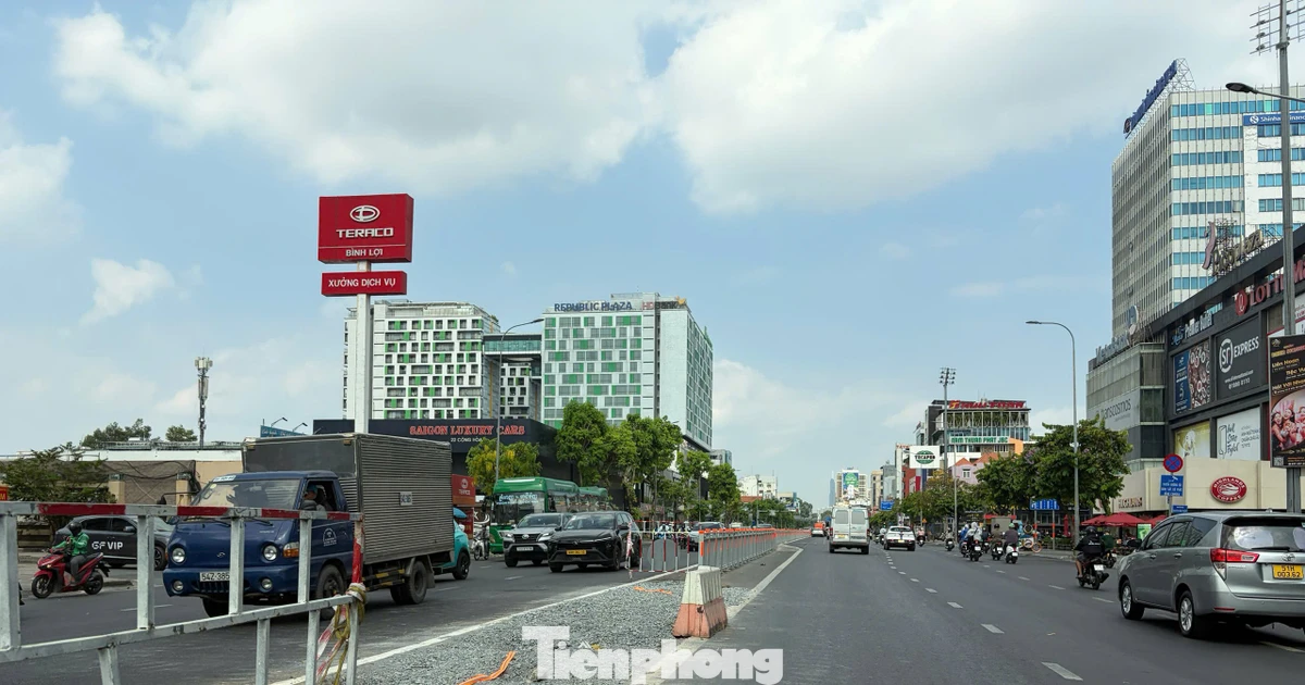 Dỡ bỏ dải phân cách, mở thêm làn đường ở cửa ngõ sân bay Tân Sơn Nhất