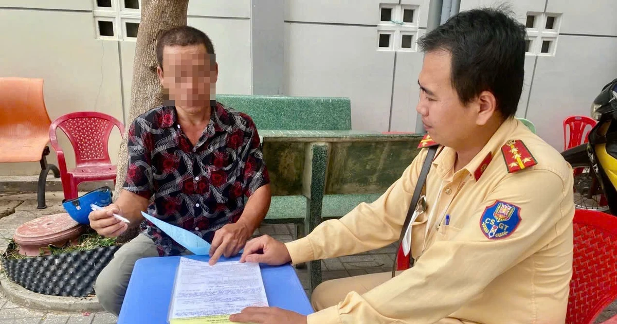 Manh động sau va chạm giao thông, người đàn ông lộ ra hàng loạt vi phạm