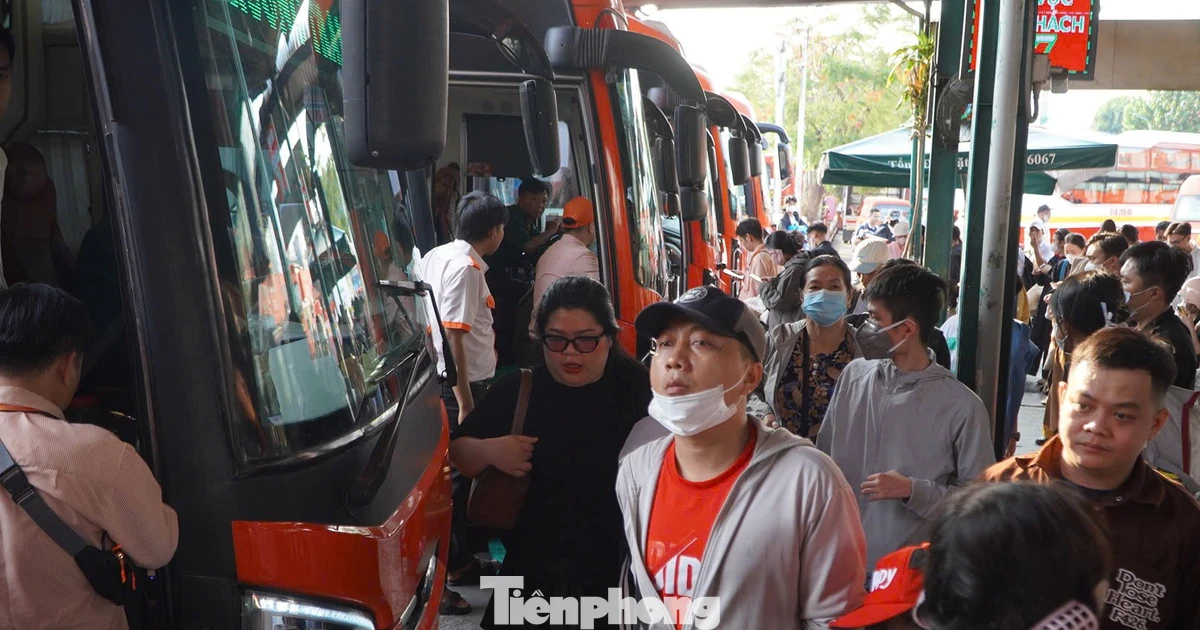 Lỉnh kỉnh hành lý, người dân ùn ùn rời TPHCM bắt đầu nghỉ lễ 30/4