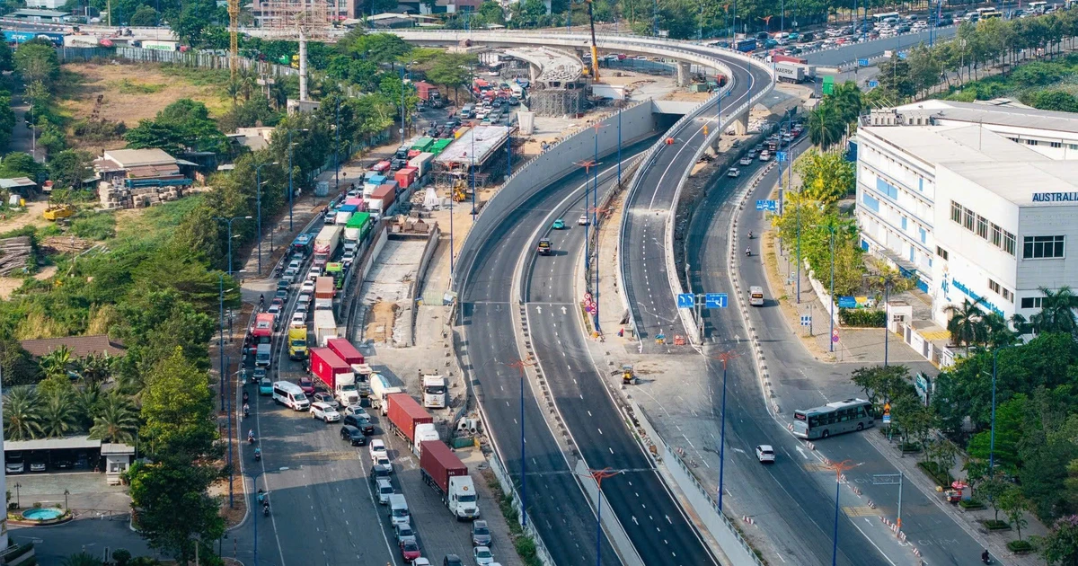 Người dân ùn ùn rời TPHCM đi nghỉ lễ