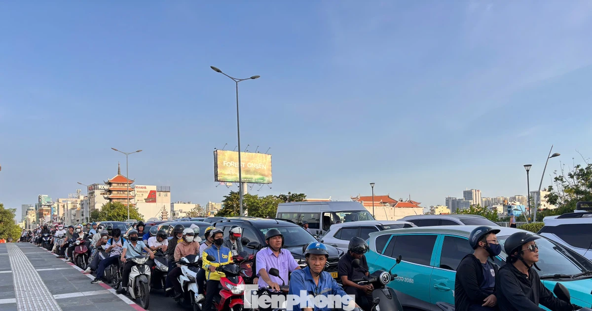 Xe cộ xe nhích từng chút ở khu vực trung tâm và cửa ngõ TPHCM trước kỳ nghỉ lễ