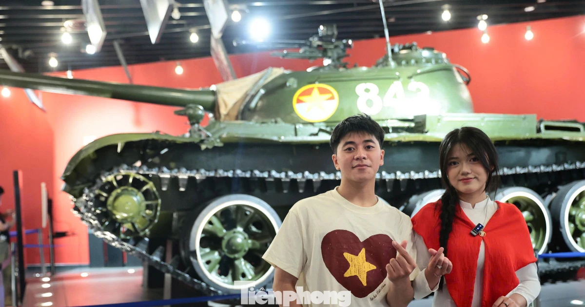 ​Giới trẻ xếp hàng check-in cùng ‘Bảo vật Quốc gia’ 843 và MiG-21