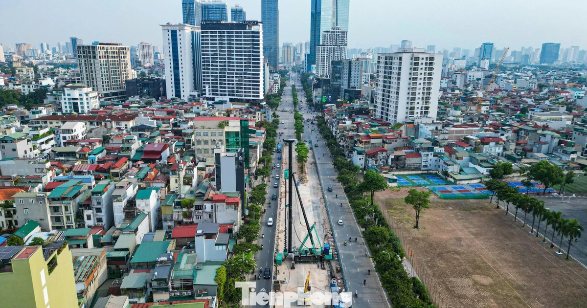 Toàn cảnh công trường ga ngầm S1 trên đường Văn Cao sau khi rào chắn gần 500m đường