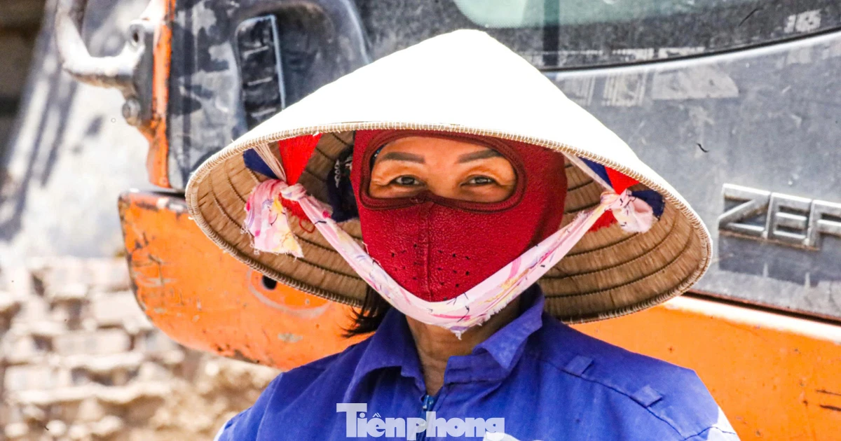 Nóng như đổ lửa, công nhân vẫn bám trụ trên đại công trường Thủ đô