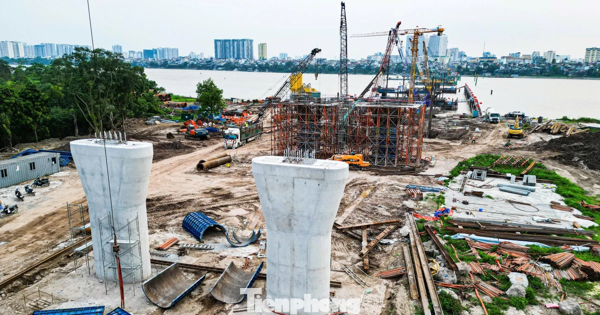 Lộ diện những trụ cầu Trần Hưng Đạo đầu tiên trên sông Hồng