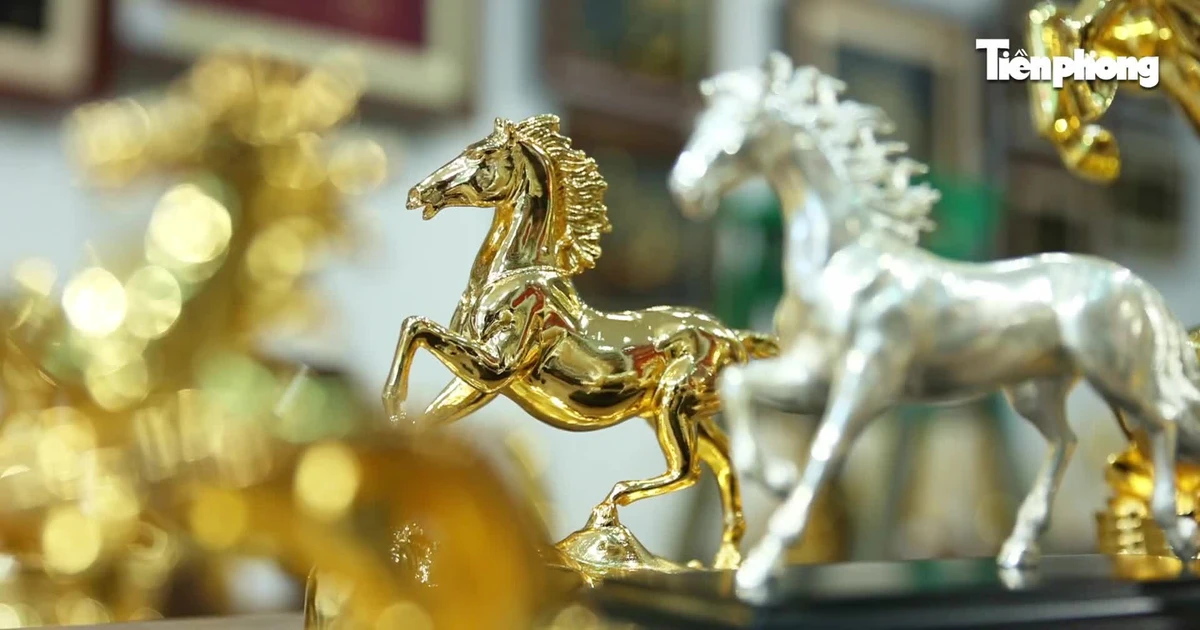 Ngắm cận linh vật ngựa mạ vàng 24K