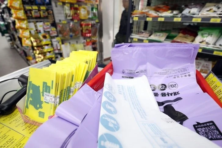 Xung đột Trung Đông kéo dài, người tiêu dùng Hàn Quốc lo thiếu túi đựng rác