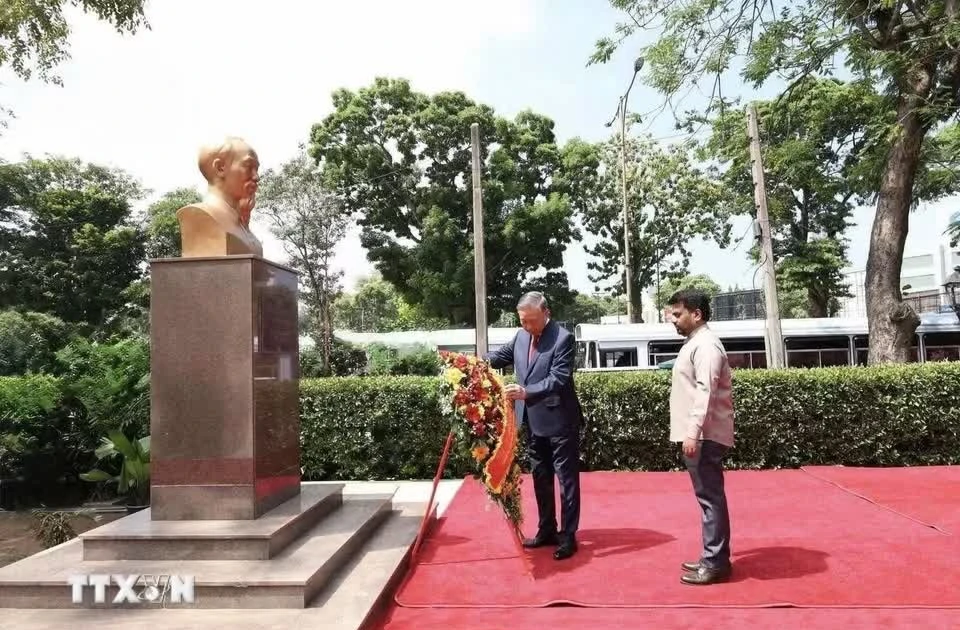 Tổng Bí thư, Chủ tịch nước Tô Lâm dâng hoa tại Tượng Chủ tịch Hồ Chí Minh ở Sri Lanka