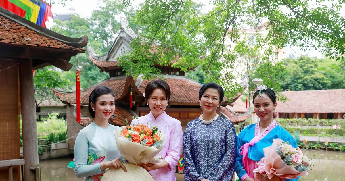 Phu nhân Tổng Bí thư, Chủ tịch nước và Phu nhân Tổng thống Hàn Quốc tham quan Bảo tàng Dân tộc học Việt Nam