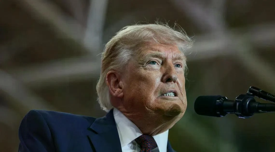 Tổng thống Mỹ Trump nổi giận vì giá xăng giảm chậm hơn giá dầu