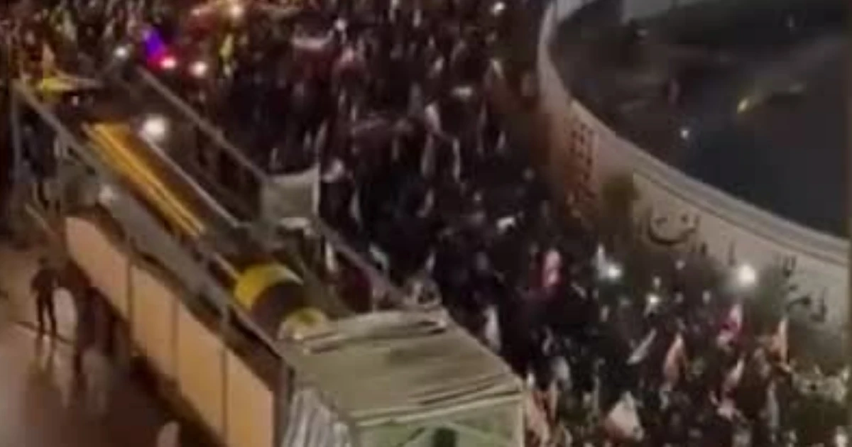 Iran đưa tên lửa diễu phố khi đàm phán với Mỹ bế tắc