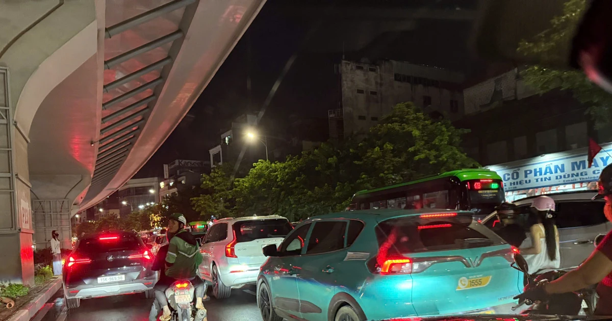 Nhiều tuyến đường ở Hà Nội ‘tắc cứng’ sau cơn mưa