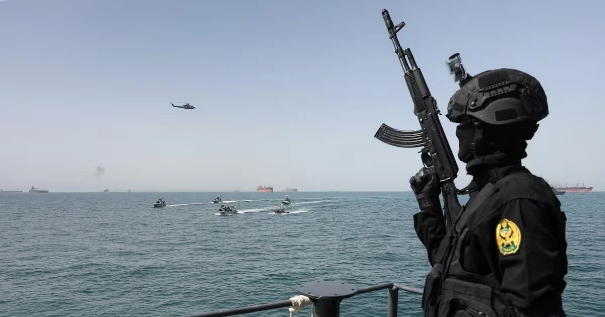 Thêm một tàu trúng hỏa lực trên eo biển Hormuz