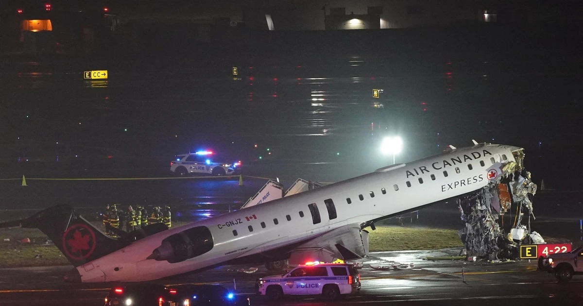 Mỹ: Máy bay chở khách đâm trúng xe cứu hoả, nhiều người thương vong