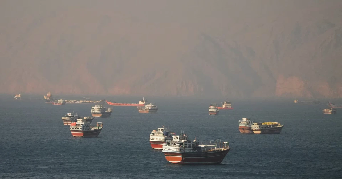 Tàu chở dầu nối đuôi nhau đi qua eo biển Hormuz, giá dầu giảm mạnh