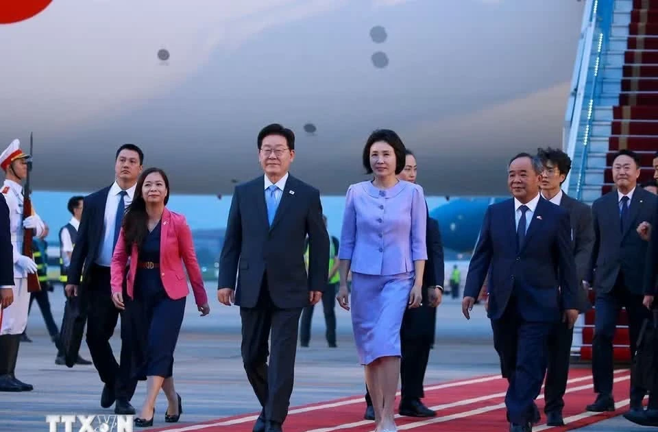 Tổng thống Hàn Quốc và Phu nhân tới Hà Nội