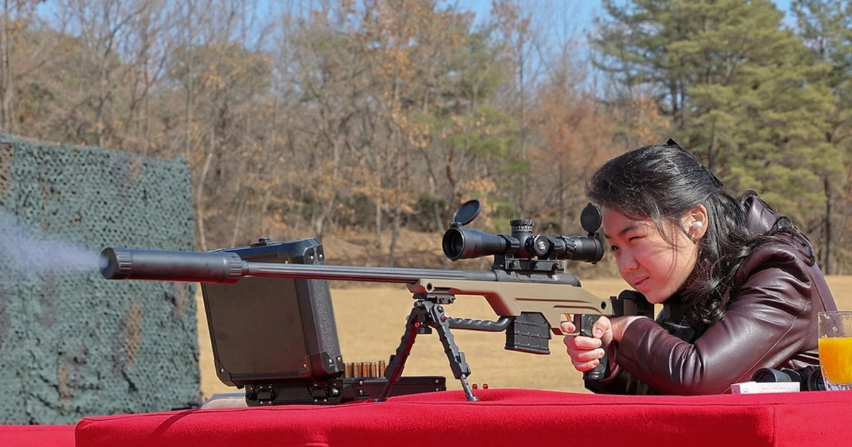 Con gái Chủ tịch Triều Tiên gây ấn tượng với hình ảnh ngắm bắn bằng súng trường