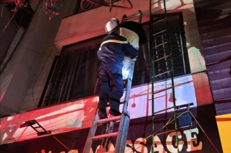 Giải cứu người mắc kẹt trong vụ cháy quán massage