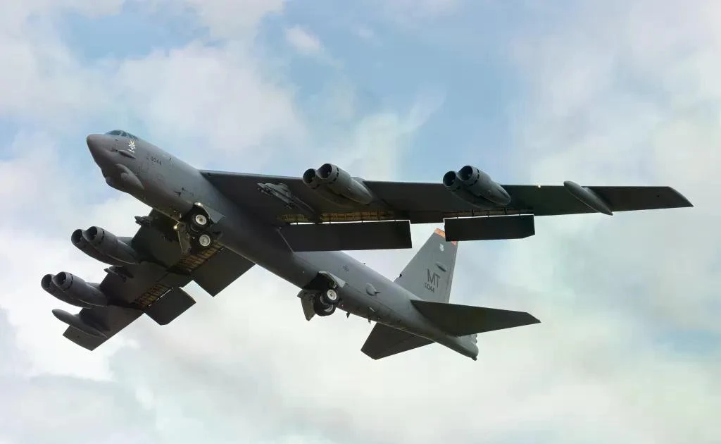 Máy bay ném bom B-52 ồ ạt rời Vương quốc Anh sau khi kết thúc nhiệm vụ ở Iran