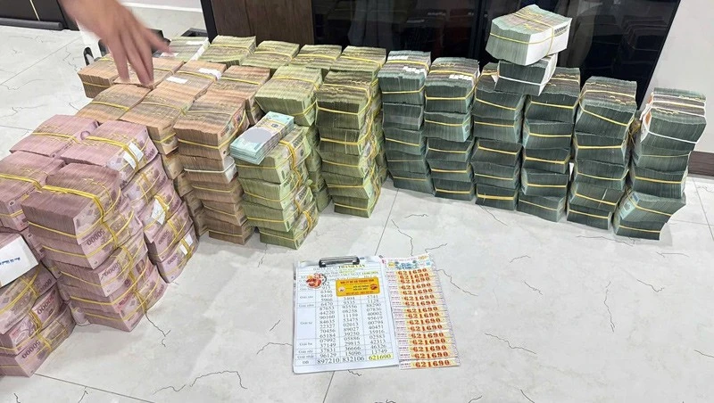 Người đàn ông ở Vĩnh Long trúng số 32 tỷ, nhận thưởng toàn bộ bằng tiền mặt