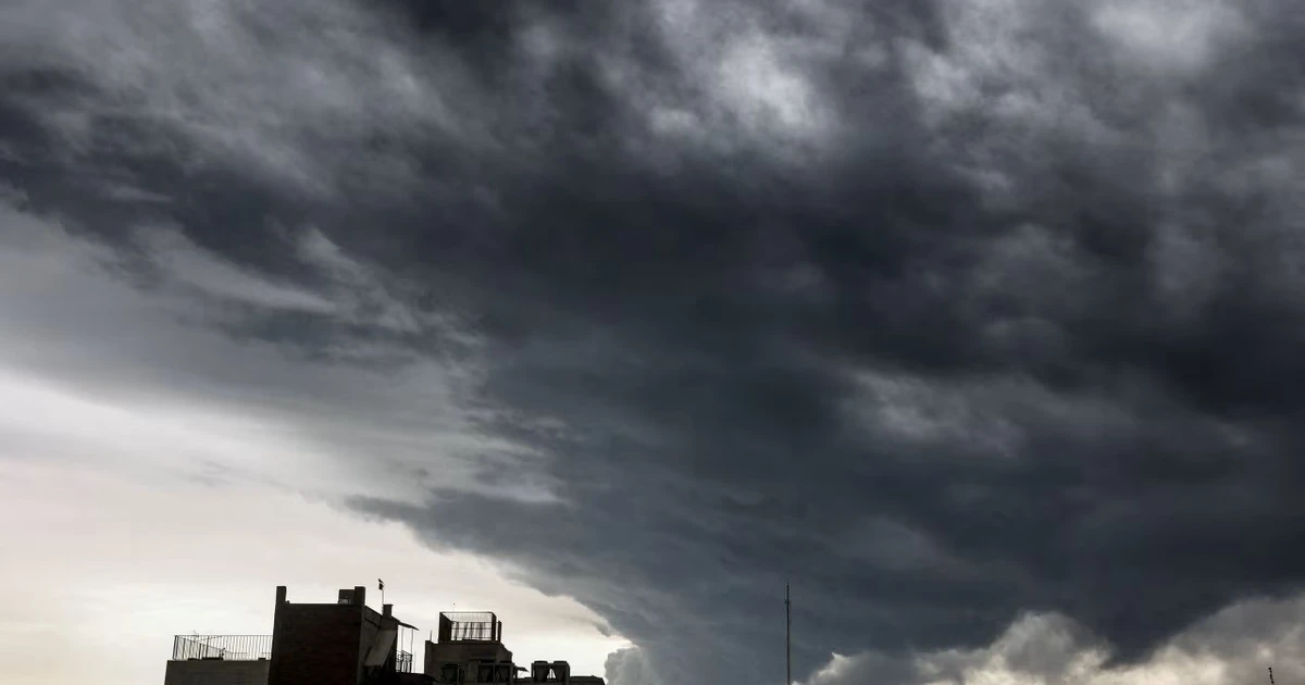 Nước mưa màu đen đổ xuống thủ đô Iran sau vụ Israel tấn công kho dầu