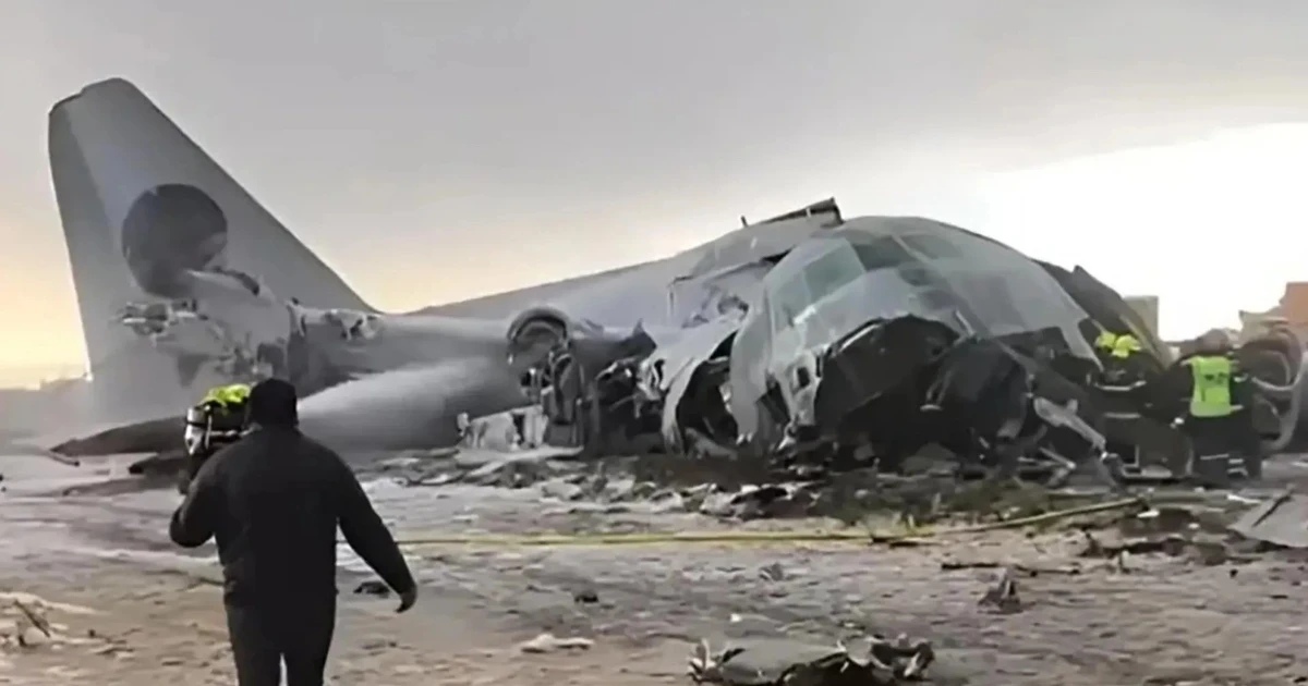 Bolivia: Máy bay chở tiền lao xuống đại lộ, hàng chục người thương vong