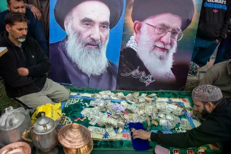 Người dân Kashmir quyên góp tiền vàng, trẻ em đập lợn đất ủng hộ Iran