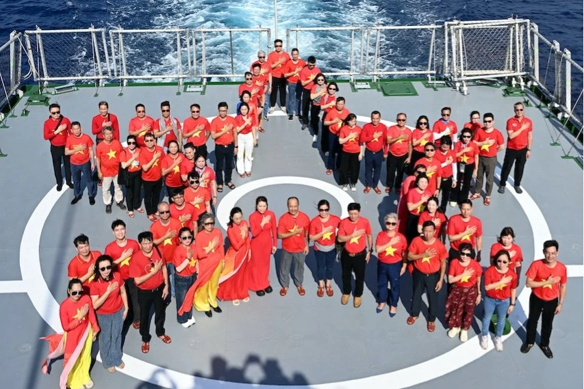 Người Việt năm châu hướng về Trường Sa