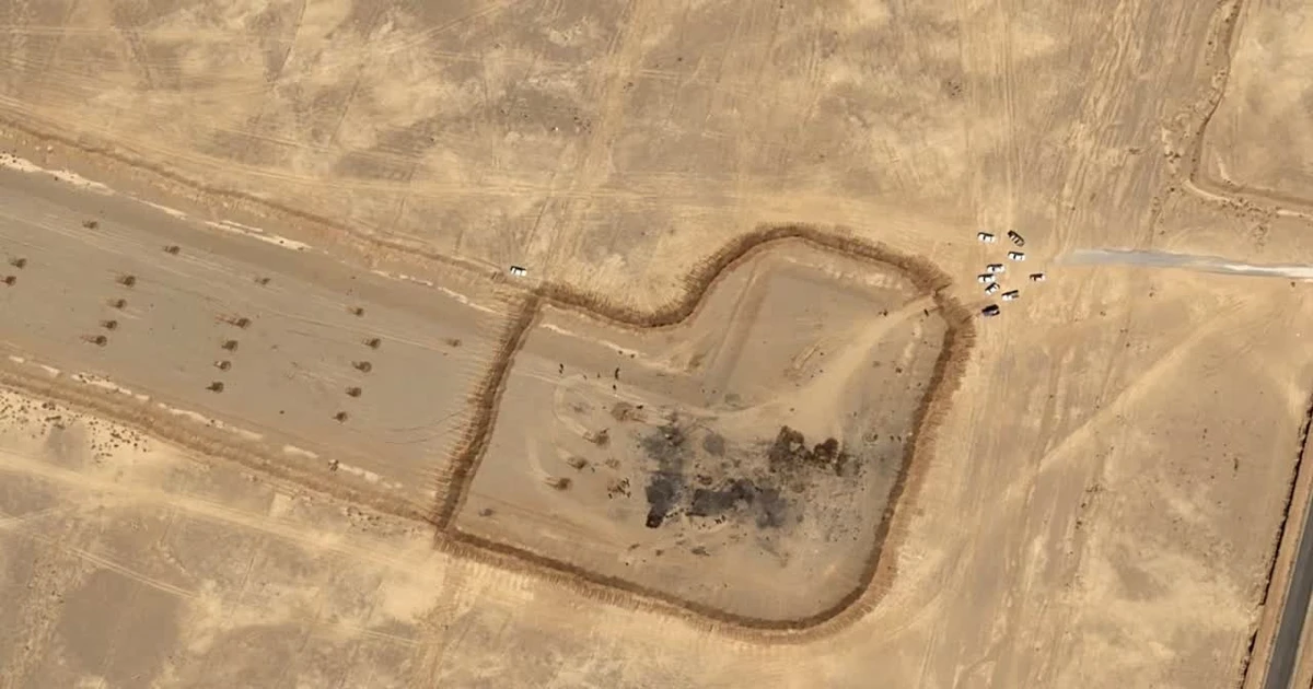 Tàn tích máy bay Mỹ trên đường băng ở Iran sau chiến dịch giải cứu sĩ quan F-15 mất tích