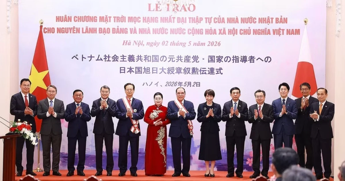 Nguyên Tổng Bí thư Nông Đức Mạnh, nguyên Thủ tướng Nguyễn Tấn Dũng nhận Huân chương Mặt trời mọc