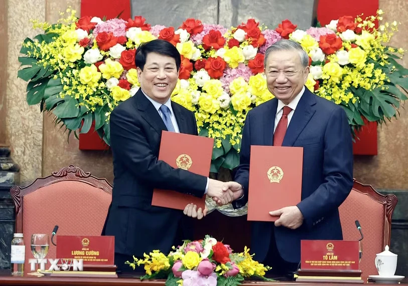 Bàn giao công tác giữa Tổng Bí thư, Chủ tịch nước Tô Lâm và nguyên Chủ tịch nước Lương Cường