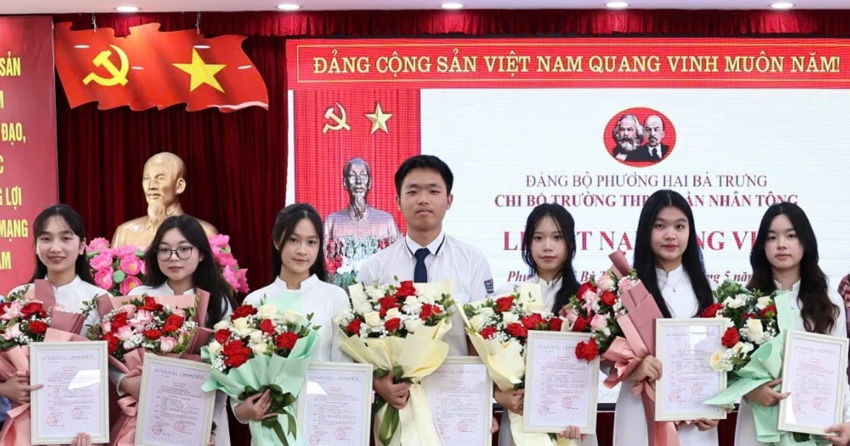 7 học sinh Trường THPT Trần Nhân Tông vinh dự được kết nạp Đảng đúng dịp sinh nhật Bác Hồ