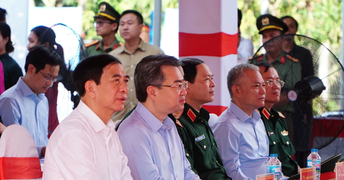 Đại tướng Phan Văn Giang dự lễ khởi công 100 nhà cộng đồng tránh lũ ở Đắk Lắk
