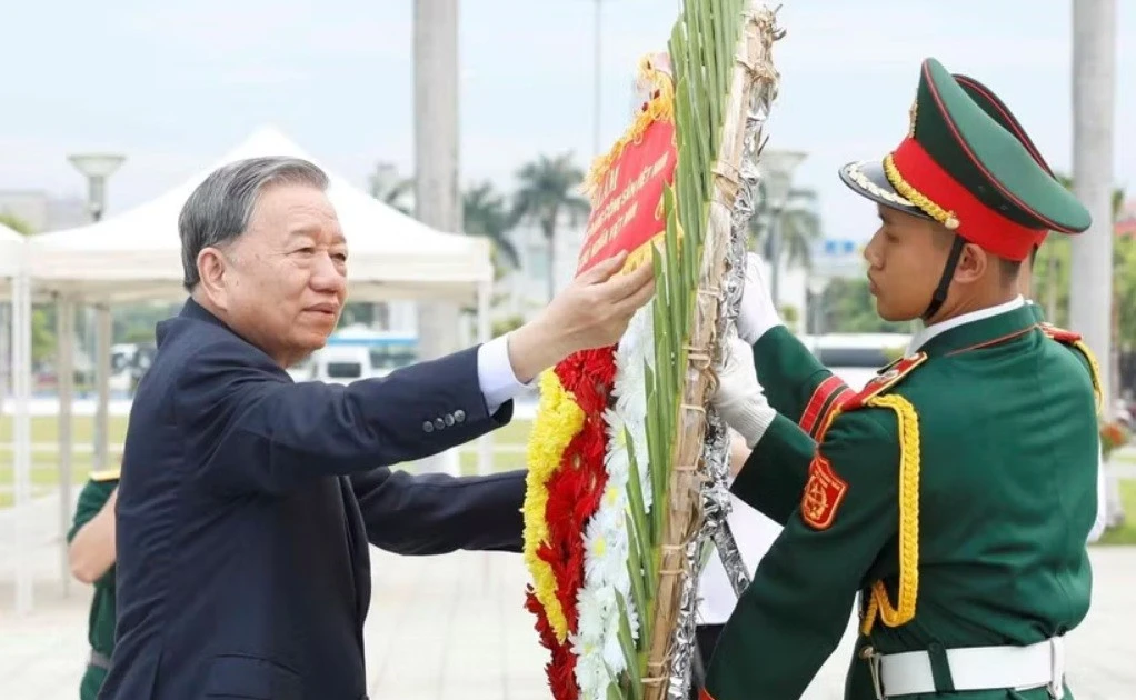 Tổng Bí thư, Chủ tịch nước Tô Lâm dâng hương tưởng niệm các Anh hùng liệt sỹ tại Đà Nẵng