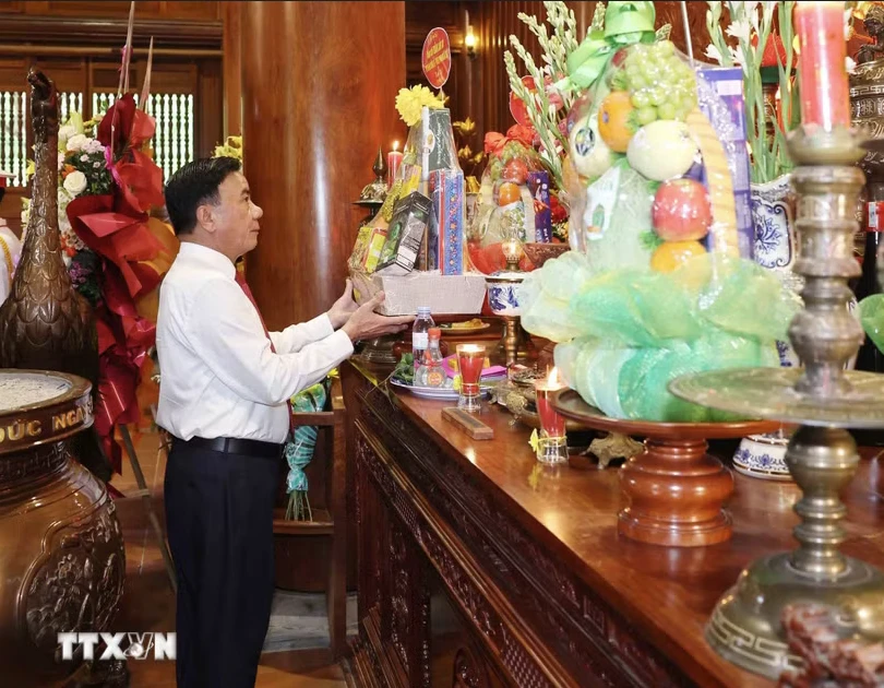 Thường trực Ban Bí thư dâng hương tưởng niệm Chủ tịch Hồ Chí Minh tại Nghệ An