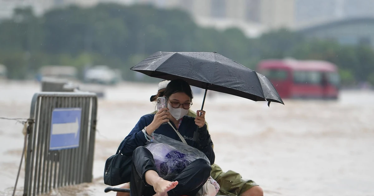CẬP NHẬT: 54 điểm ngập sâu ở Hà Nội, người dân di chuyển bằng thuyền ở Mỹ Đình