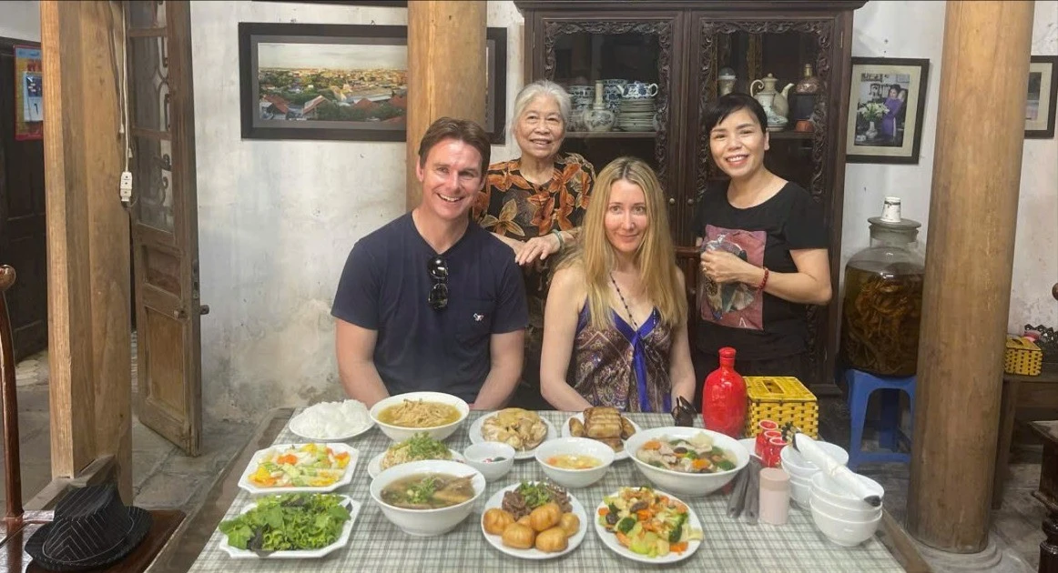 Đến Bát Tràng ăn 'cỗ quốc gia'