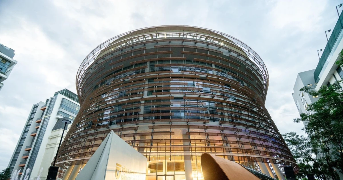 Đại học Văn Lang "thay áo" mới, giao diện khiến sinh viên ngỡ đang ở trời Tây