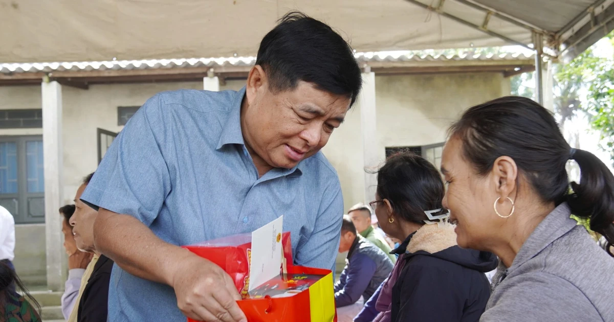 Phó Thủ tướng Nguyễn Chí Dũng thăm, tặng quà người dân vùng lũ Quảng Trị