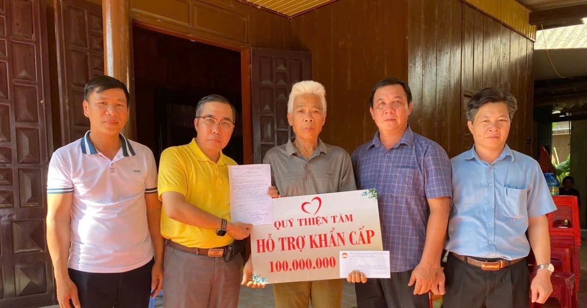 Vingroup trao 100 triệu đồng hỗ trợ nam sinh tử vong trong bão số 10 ở Quảng Trị