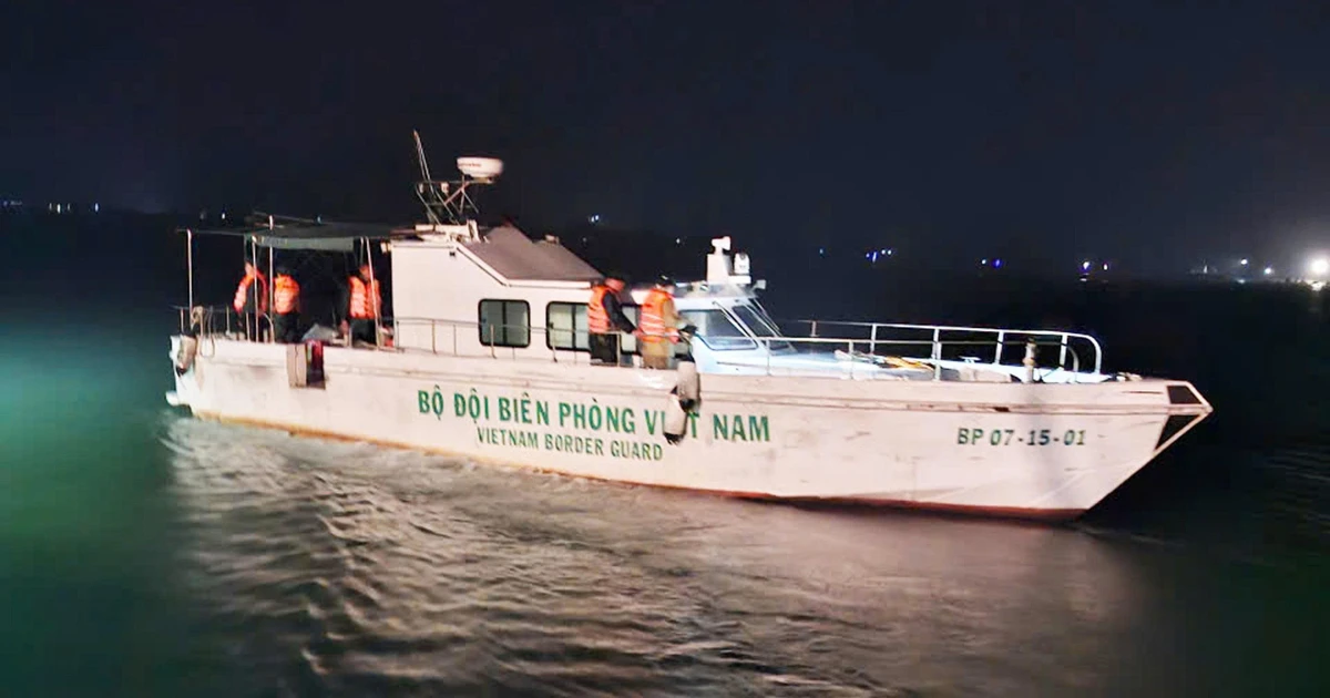 Cứu sống 2 ngư dân Quảng Trị bị chìm thuyền khi đánh cá trong đêm