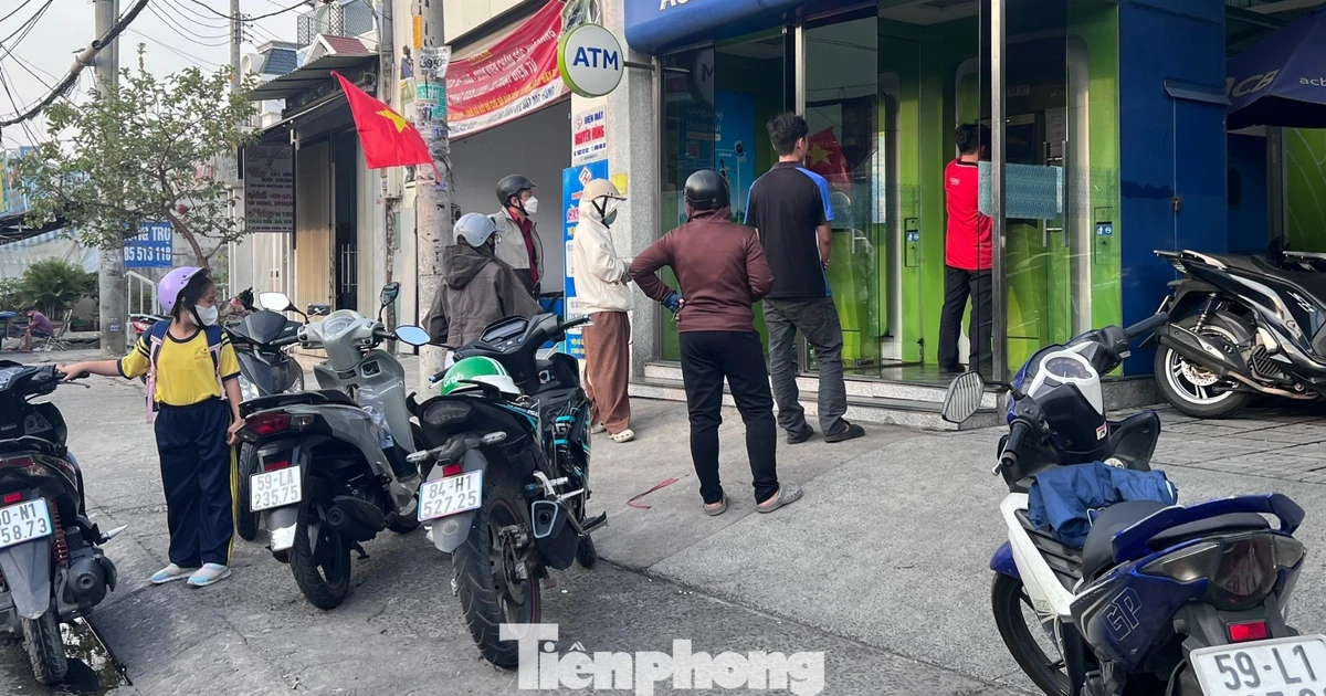 Xếp hàng rút tiền trước kỳ nghỉ lễ dài ngày