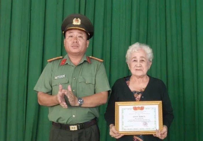 Tặng giấy khen cho cụ bà trả lại ví tiền 73 triệu đồng