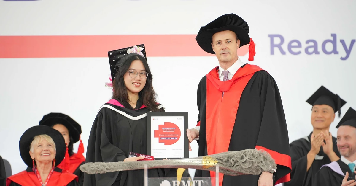 Cô gái trẻ giữ nhịp của cả căn phòng là sinh viên tiêu biểu của RMIT Việt Nam năm 2026