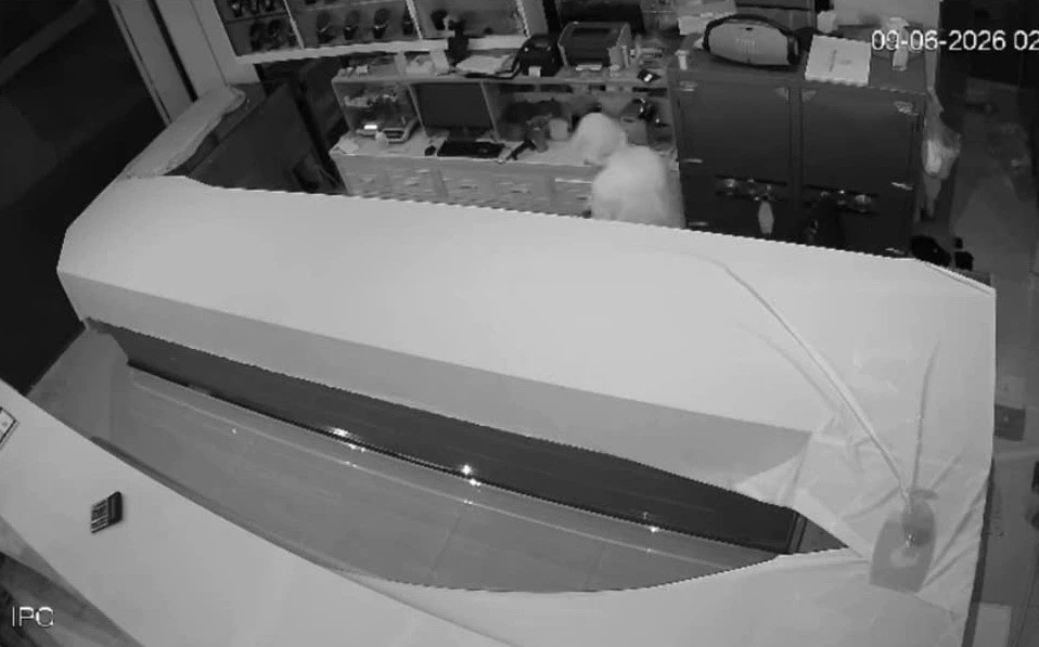 NÓNG 10/6: Bắt đối tượng đột nhập tiệm vàng trộm cắp tài sản trị giá hơn 3 tỉ đồng